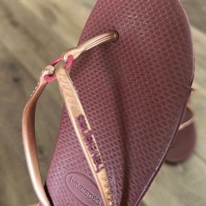 Havaianas Flip Flops Women’s US Size 9/10 Maroon/Rose Gold straps